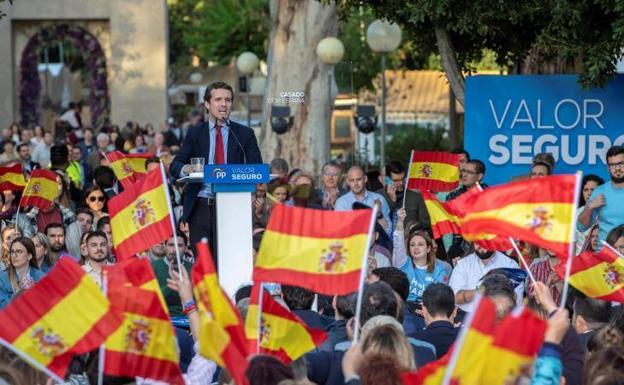 Casado busca al votante de Vox y abre a Abascal la puerta de un posible Gobierno