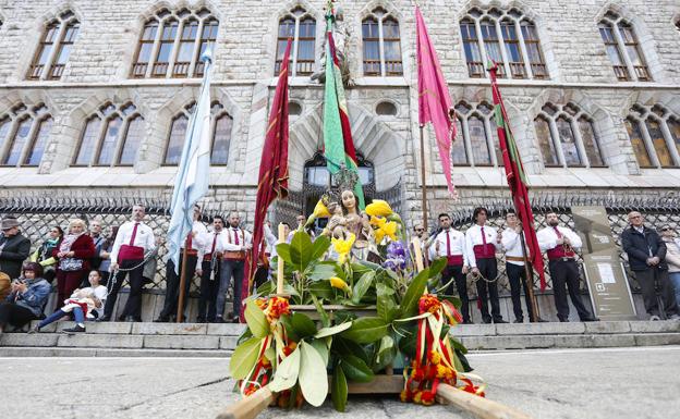 Exaltación de la vistosidad del folclore leonés