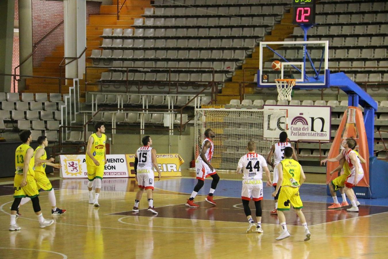 Las imágenes del partido entre Basket León y Basket Gijón