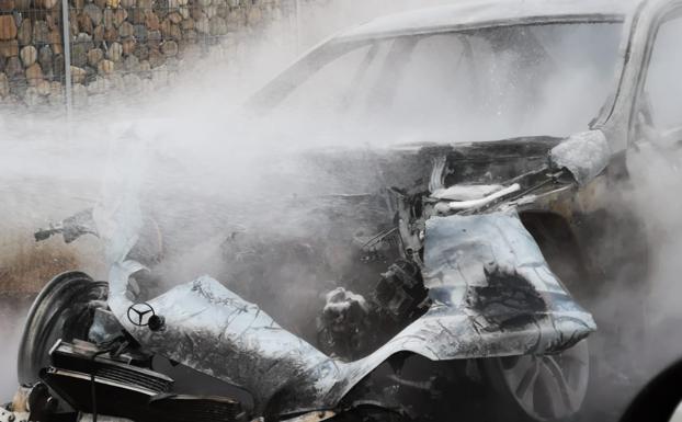 Las llamas devoran un vehículo de alta gama que arde mientras circulaba por El Burgo Ranero