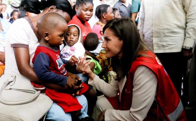 La reina Letizia visita en Mozambique un centro contra la malaria impulsado por España