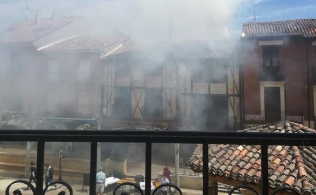 El fuego calcina la cocina del Restaurante Luis en Sahagún y amenaza al edificio