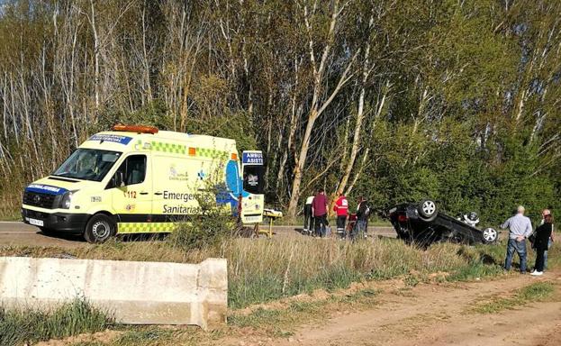 Tres heridos en el vuelco de un coche en la LE-5503 entre Llamas de la Ribera y Quintanilla