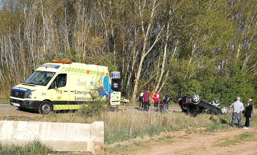 Tres heridos en el vuelco de un coche en la LE-5503 entre Llamas de la Ribera y Quintanilla
