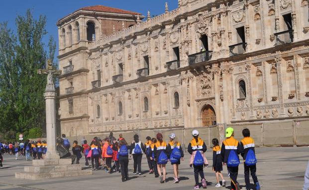 Los alumnos del Colegio Santa Teresa realizan un tramo del Camino de Santiago en la ciudad