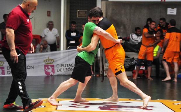 El club Bernesga derrota a Tierras de León por 31 a 27 y pasa a encabezar la liga de equipos