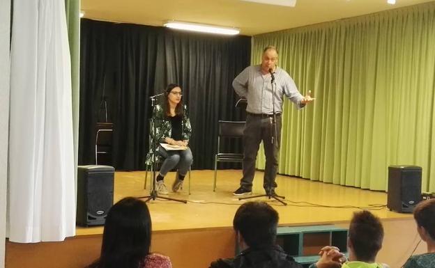 Taller literario de la poeta leonesa Sara R. Gallardo, en el IES García Bellido