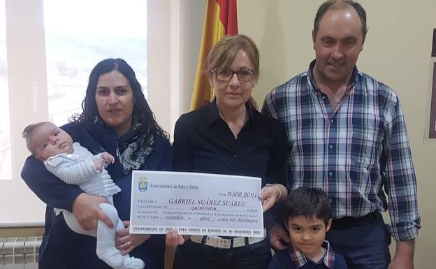 Soto y Amío entrega un nuevo cheque de 500 euros de ayuda a la natalidad