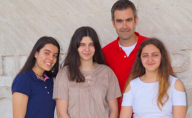 Tres alumnas del IES Gil y Carrasco, campeonas del concurso 'Las mate´aticas del planeta Tierra'