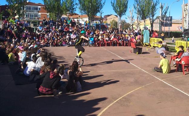 La localidad de Navatejera vive este sábado una nueva e intensa jornada marcada por el circo