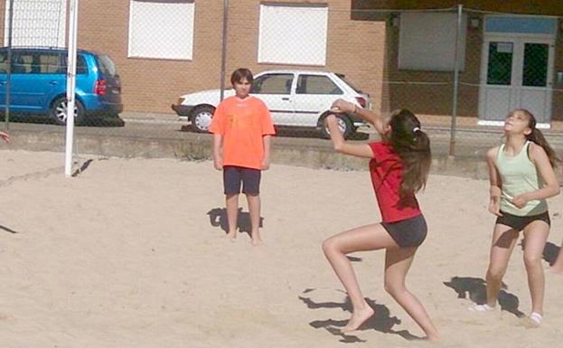 Cerca de 100 niños participan en un torneo de vóley playa en León