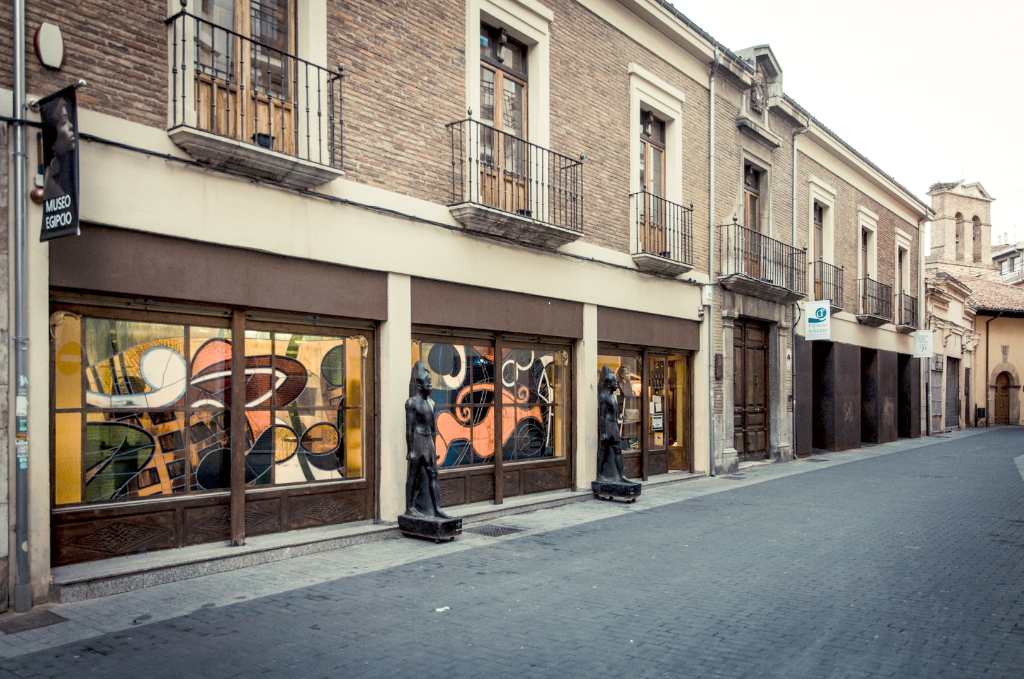 El nuevo sello editorial creado por Arturo Pérez-Reverte elige el museo Liceo Egipcio de León para su primera presentación