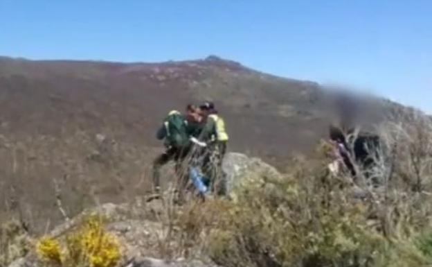 El Greim y el helicóptero de la Guardia Civil de León rescatan a un montañero herido en Sanabria