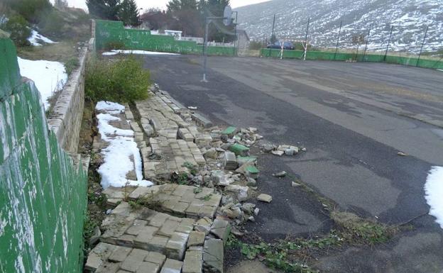 Los vecinos de San Isidro denuncian la situación de abandono que sufre esta zona por parte de la Diputación