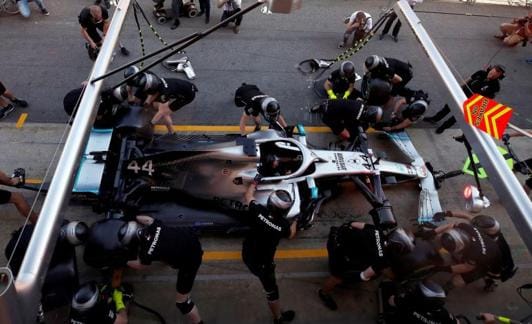 Los mecánicos de Mercedes participan en un entrenamiento de cambio de neumáticos en Montmeló. /Alejandro García (Efe)