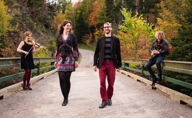 La banda canadiense de música folk Fàrsan ofrece un concierto en el teatro Albeitar