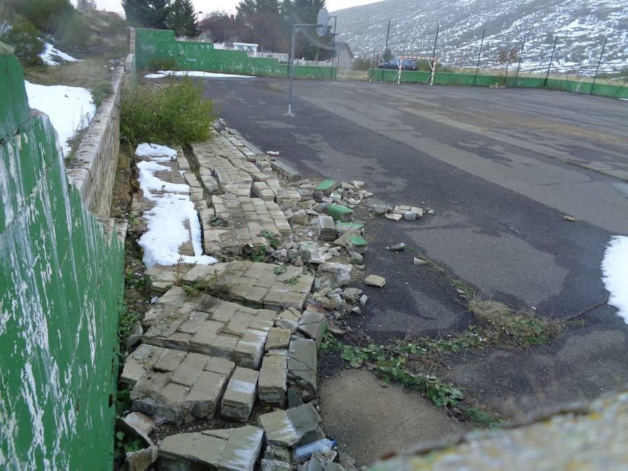 Los vecinos de San Isidro denuncian la situación de abandono que sufre esta zona por parte de la Diputación