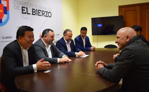 Una delegación de empresarios chinos se interesa por los productos de calidad del Bierzo y su industria transformadora