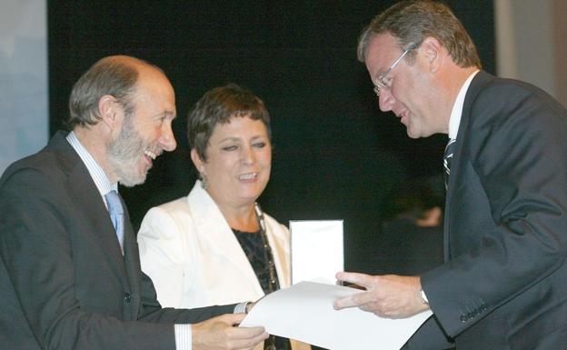 Silván lamenta la pérdida de Rubalcaba y asegura que es «un día triste para España»