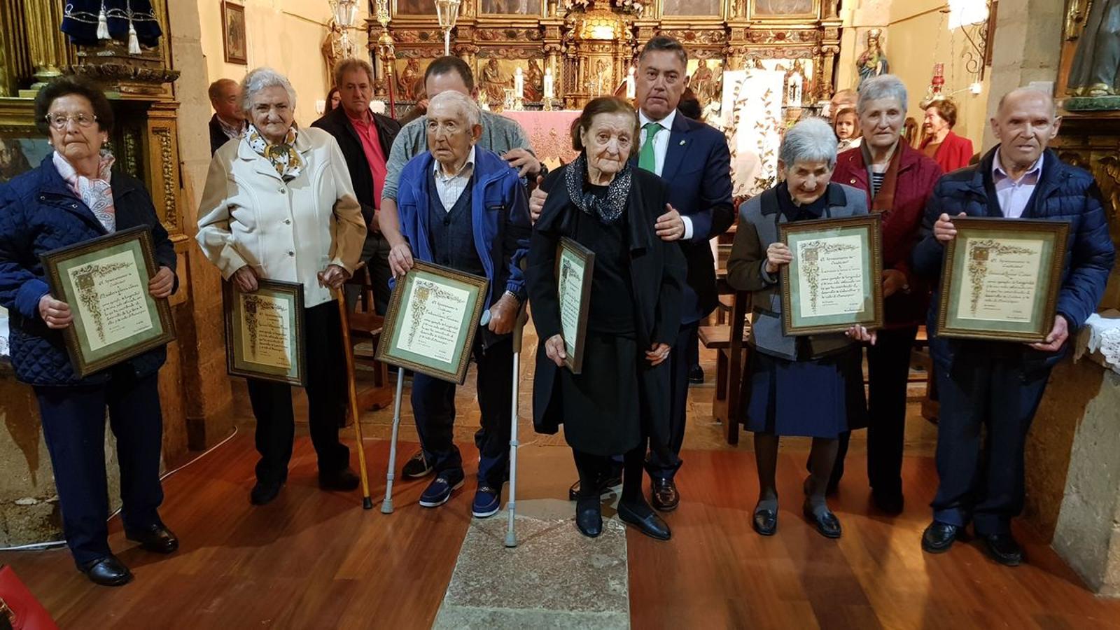 Cuadros homenajea a sus mayores