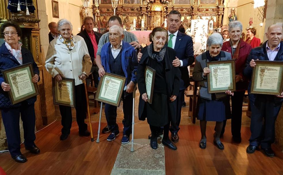 Cuadros rinde un emotivo homenaje a sus mayores