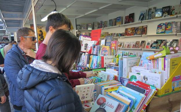 Poesía, novelas y actividades infantiles en la tercera jornada de la Feria del Libro de León