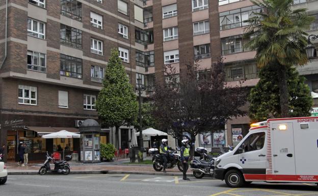 Un hombre se corta el cuello con una botella en un bar de Oviedo