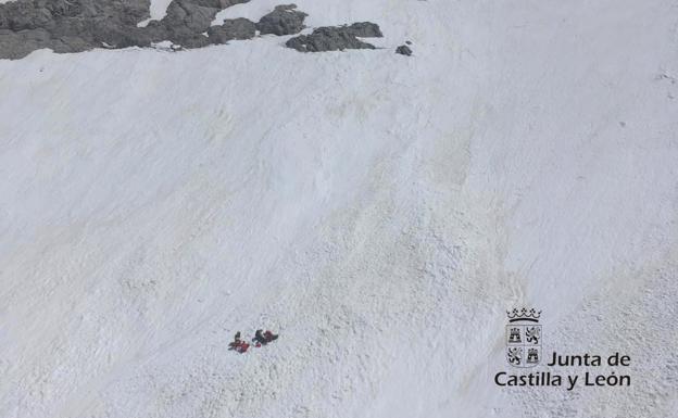 Protección Civil rescata a una montañera de 41 años que se lesionó tras sufrir una caída en un nevero en Picos de Europa