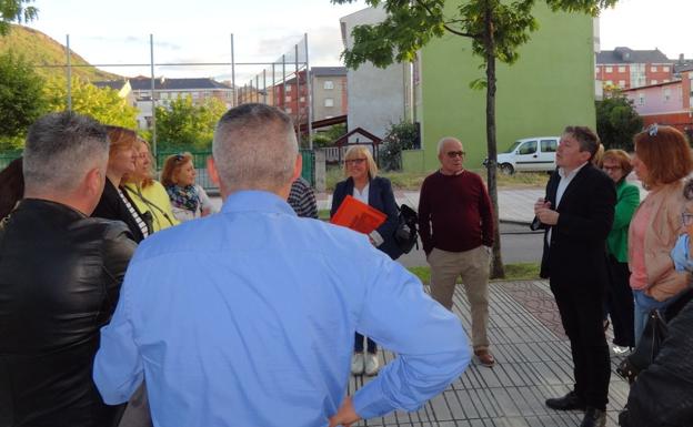 Folgueral recoge las reivindicaciones de los vecinos de Flores del Sil y La Rosaleda