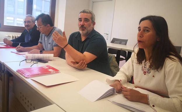 La candidata de Izquierda Unida por León a las Cortes expone su programa a los sindicatos