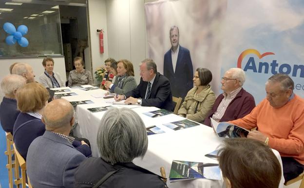 Silván se compromete a activar el programa 'No estás solo' contra el abandono y la soledad