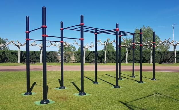 Santa María del Páramo instala un juego de Street Workout en el polideportivo municipal