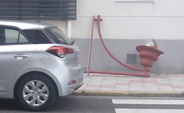 Susto en El Ejido: una farola se desprende de la pared y queda colgada por los cables de la luz