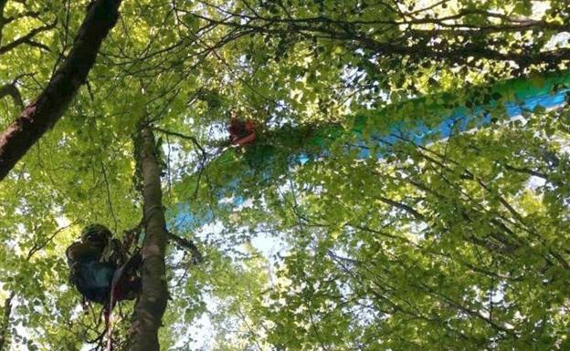 El Greim de León rescata a una mujer de 66 años atrapada con su ala delta en un árbol