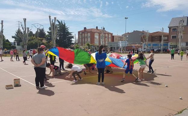 200 escolares participan en Villaquilambre en el día de la educación física en la calle