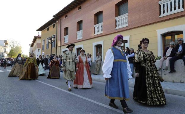 Peñafiel recrea su historia con un desfile que llega a su sexta edición