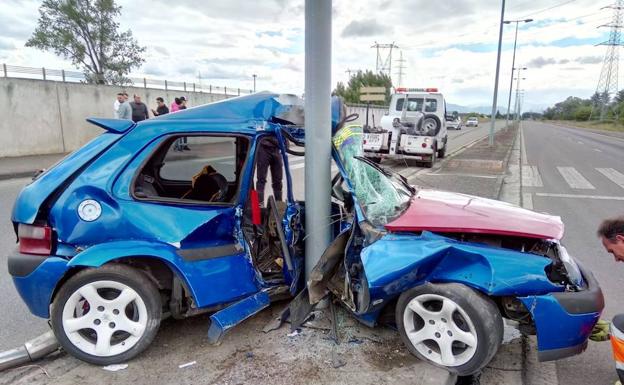 Una persona queda atrapada tras el choque de un turismo contra una farola en Ponferrada