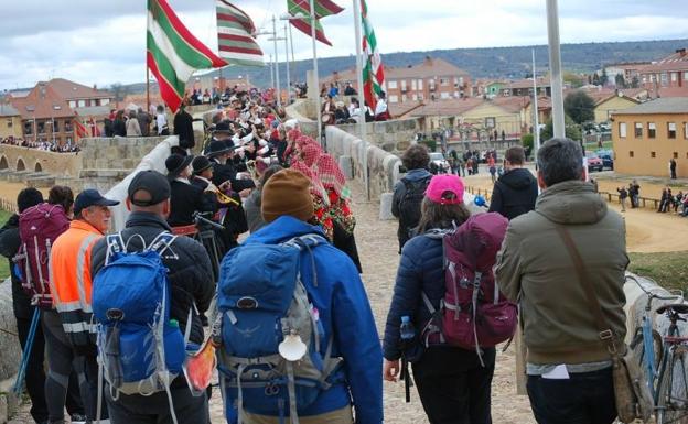 Bailadores de toda la provincia se reúnen en Hospital de Órbigo para llenar el puente de folclore y pendones