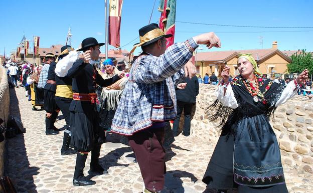 El puente de Hospital de Órbigo muestra el esplendor de las raíces de la cultura popular leonesa