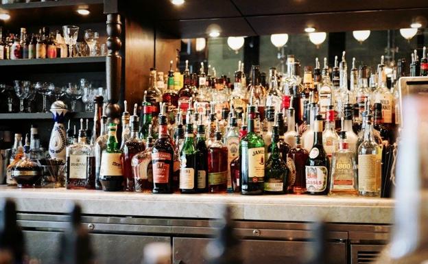 Denuncian un bar del Húmedo por acoger una fiesta con 30 menores que consumieron alcohol y tabaco