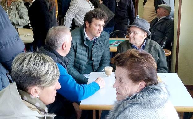 Manuel García anuncian en Villasinta que recuperará las ayudas a la natalidad