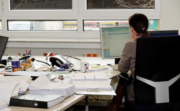 Junta, CSIF, UGT y CCOO firman el acuerdo para la recuperación de la jornada laboral de 35 horas a partir del 1 de junio