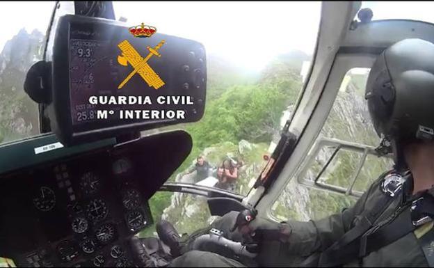 El helicóptero de la Guardia Civil rescata a un corredor leonés lesionado en las hoces del Río Pino