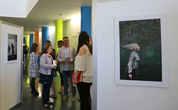 La muestra fotográfica 'La ira escondida' visibiliza la Esclerosis Mútiple en la ULE