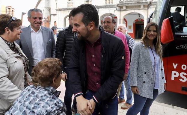 Tudanca compromete 2.000 nuevas plazas residenciales y financiación para ayuntamientos y diputaciones