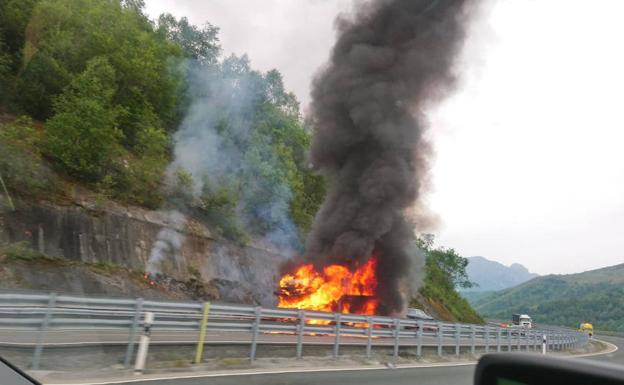 El incendio en un vehículo articulado obliga a cortar la autopista del Huerna sentido Asturias