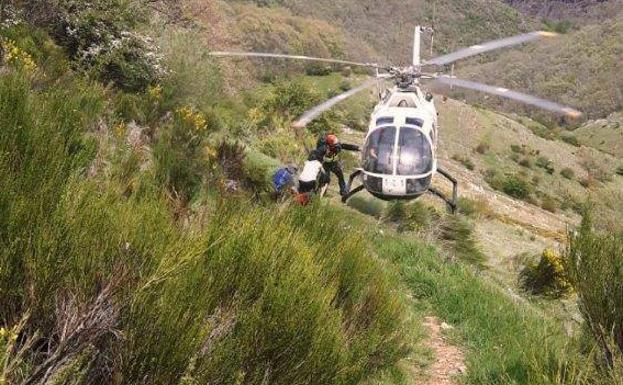 La Guardia Civil rescata y evacúa en helicóptero a una montañera accidentada en Valdepiélago