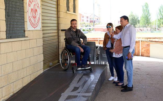 El bar del campo de Golpejar de Puente Castro ya tiene su rampa de acceso para discapacitados