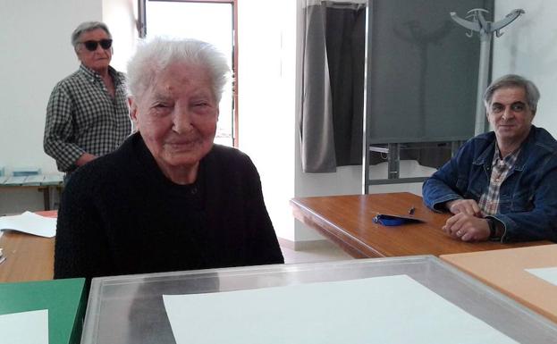 Una mujer de 107 años ejerce su derecho al voto en Soto y Amío