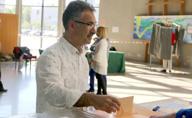 Pastrana (Podemos) acude a votar con la esperanza de cambiar León y que sea «el municipio del decoro»